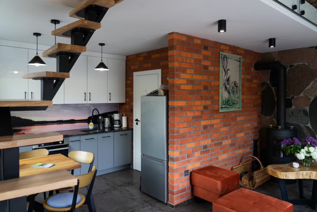 Kuchnia w domku Żuraw w stylu loft z ceglaną ścianą